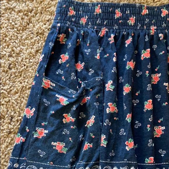 Blue flower print skirt with square side pockets - Picture 3 of 3